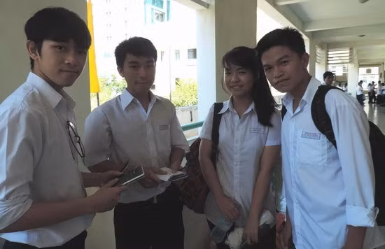 Tại Hội đồng thi Trường THPT chuyên Lê Quý Đôn, nhiều TS thi môn tự chọn Sinh học đã đến trường thi ngay khi vừa kết thúc môn tiếng Anh để tránh nắng và chuẩn bị tốt nhất. Ở môn thi cuối cùng, hội đồng này có 59 TS thi tại 3 phòng thi.