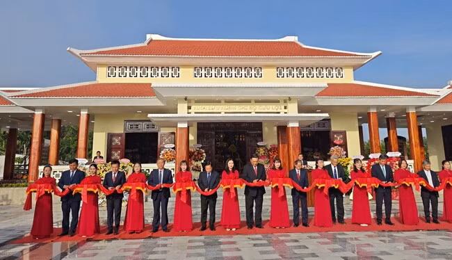 Các đồng chí lãnh đạo cắt băng khánh thành Nhà lưu niệm Chi bộ Cửu Lợi (TX Hoài Nhơn). Ảnh: H.THU