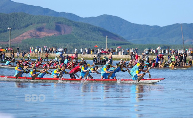 Các đội đua nam so kè quyết liệt bằng sức mạnh đôi tay và sự nhịp nhàng của các thành viên. Ảnh: N.DŨNG