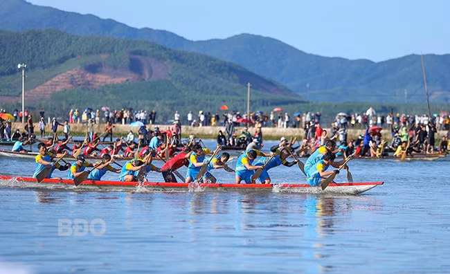 Các đội đua nam so kè quyết liệt bằng sức mạnh đôi tay và sự nhịp nhàng của các thành viên. Ảnh: N.DŨNG Các đội đua nam so kè quyết liệt bằng sức mạnh đôi tay và sự nhịp nhàng của các thành viên. Ảnh: N.DŨNG