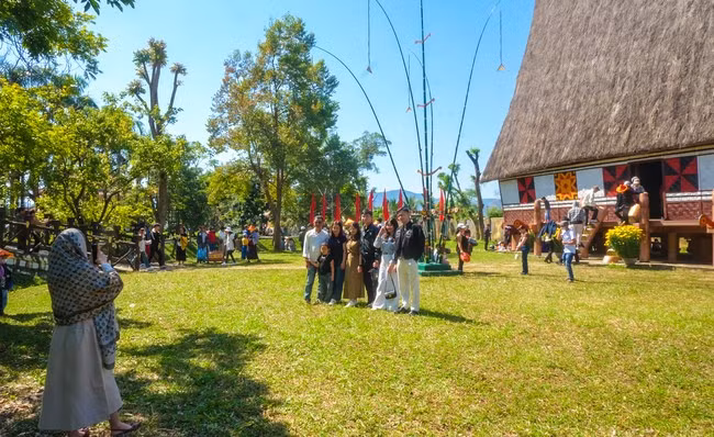 Chụp ảnh lưu lại khoảnh khắc du xuân, trẩy hội Ngọc Hồi - Đống Đa. Ảnh: THANH NHÀN