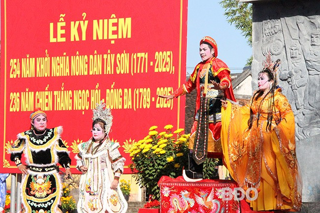 Trích đoạn “Tây Sơn thần tốc” do diễn viên, nghệ nhân Đoàn tuồng Nhơn Hưng biểu diễn. Ảnh: THẢO VY Trích đoạn “Tây Sơn thần tốc” do diễn viên, nghệ nhân Đoàn tuồng Nhơn Hưng biểu diễn. Ảnh: THẢO VY