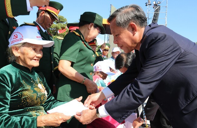 Bí thư Thị ủy Hoài Nhơn Phạm Trương tặng quà mẹ Việt Nam anh hùng. Ảnh: H.THU