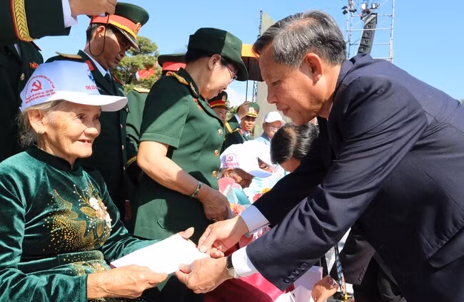 Bí thư Thị ủy Hoài Nhơn Phạm Trương tặng quà mẹ Việt Nam anh hùng. Ảnh: H.THU