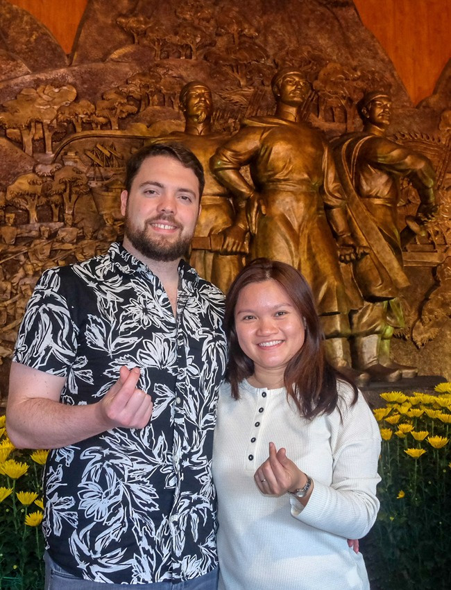 Lần đầu tiên đến đất Võ du xuân, trẩy hội Ngọc Hồi - Đống Đa, chị Bùi Tường Vy (Việt kiều Đức) và chồng là anh Patrick (người Đức) chia sẻ thấy rất thú vị. Chị Vy cho biết có tìm hiểu về phong trào Tây Sơn và cảm thấy tự hào về lịch sử của dân tộc, đặc biệt là công đức của Hoàng đế Quang Trung. Còn anh Patrick chia sẻ, đây là lần thứ hai anh đón Tết của người Việt, lần này có dịp đến Bình Định du xuân, anh thấy không khí rất vui vẻ, người dân Bình Định thân thiện, hiếu khách. Ảnh: THANH NHÀN