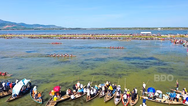 Nhiều người dân chèo xuồng ra sát khu vực đua để cổ vũ cho các đội. Ảnh: N.DŨNG Nhiều người dân chèo xuồng ra sát khu vực đua để cổ vũ cho các đội. Ảnh: N.DŨNG