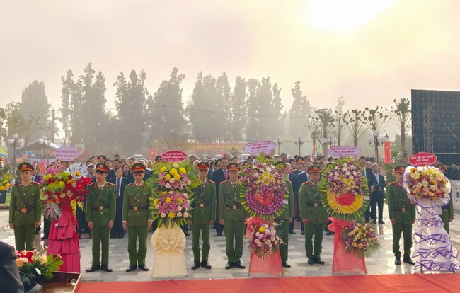 Đại biểu dâng hoa tại Nhà lưu niệm Chi bộ Cửu Lợi (TX Hoài Nhơn). Ảnh: H.THU