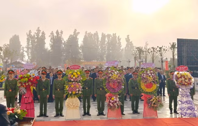 Đại biểu dâng hoa tại Nhà lưu niệm Chi bộ Cửu Lợi (TX Hoài Nhơn). Ảnh: H.THU