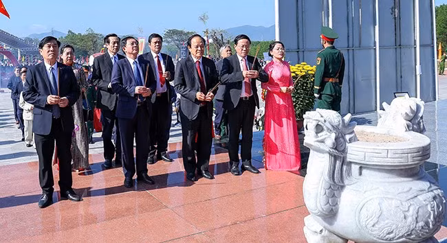 Các đồng chí lãnh đạo tỉnh, nguyên lãnh đạo tỉnh và lãnh đạo huyện Phù Mỹ dâng hoa, dâng hương tại Khu di tích lịch sử Chiến thắng Đèo Nhông - Dương Liễu tết Ất Tỵ 2025. Ảnh: NGUYỄN DŨNG