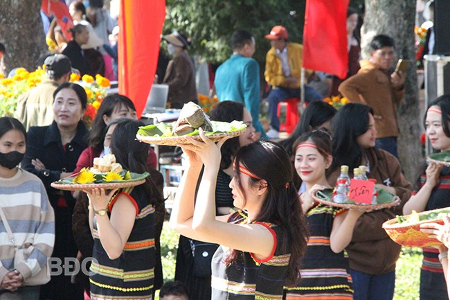 Dâng lễ vật lên Hoàng đế Quang Trung và các tướng sĩ nhà Tây Sơn. Ảnh: THẢO VY Dâng lễ vật lên Hoàng đế Quang Trung và các tướng sĩ nhà Tây Sơn. Ảnh: THẢO VY