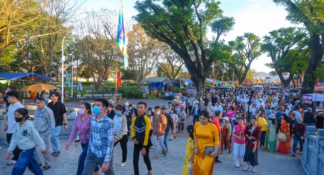 Đông đảo người dân, du khách về Tây Sơn trẩy hội Ngọc Hồi - Đống Đa. Ảnh: THANH NHÀN