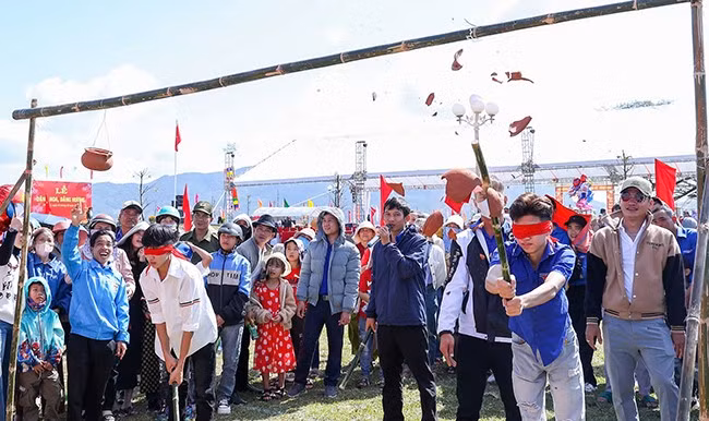 Người dân tham gia các trò chơi dân gian. Ảnh: N.DŨNG