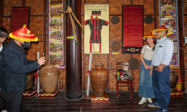 Vợ chồng chị Nguyễn Thị Bích Liên, đến từ TX Đức Phổ (tỉnh Quảng Ngãi), chia sẻ lần đầu tiên đến Bình Định trẩy hội Ngọc Hồi - Đống Đa, dù không có cơ hội xem được chương trình biểu diễn nghệ thuật trong phần lễ vào chiều mùng 4 Tết, nhưng vợ chồng anh chị thấy rất vui khi hòa cùng không khí vui hội vào sáng mùng 5 Tết tại Bảo tàng Quang Trung, dâng hương tại Đền thờ Tây Sơn Tam kiệt để cầu nguyện năm mới gia đình bình an, hạnh phúc, gặp nhiều may mắn. Ảnh: THANH NHÀN