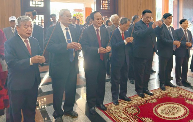 Các đồng chí lãnh đạo tỉnh, nguyên lãnh đạo tỉnh dâng hương Nhà lưu niệm Chi bộ Cửu Lợi (TX Hoài Nhơn). Ảnh: H.THU