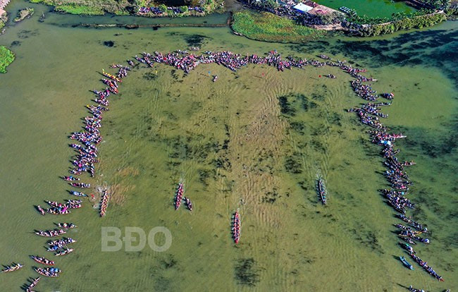 Những tình huống quay đầu được coi là bước ngoặt của chặng đua. Ảnh: N.DŨNG