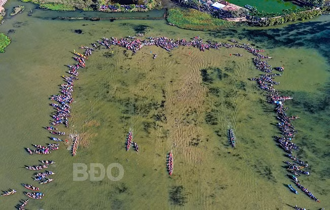 Những tình huống quay đầu được coi là bước ngoặt của chặng đua. Ảnh: N.DŨNG Những tình huống quay đầu được coi là bước ngoặt của chặng đua. Ảnh: N.DŨNG