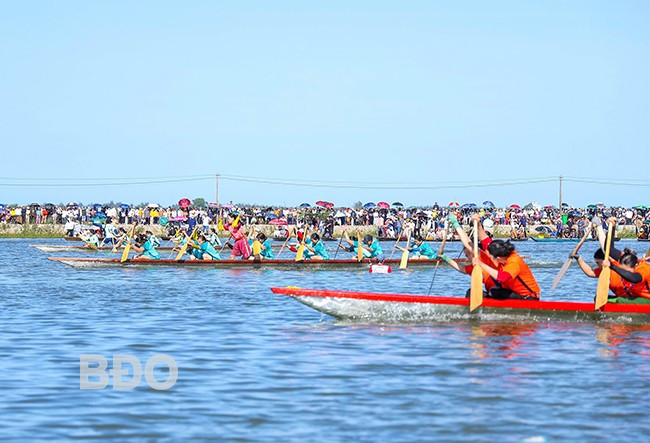 Các tay chèo nữ thể hiện quyết tâm ngay từ vạch xuất phát. Ảnh: N.DŨNG