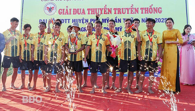 Ban tổ chức trao cúp, huy chương cho đội nam giành thành tích cao. Ảnh: N.DŨNG