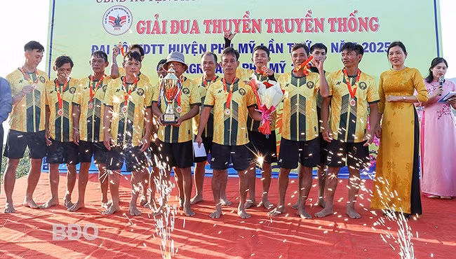 Ban tổ chức trao cúp, huy chương cho đội nam giành thành tích cao. Ảnh: N.DŨNG Ban tổ chức trao cúp, huy chương cho đội nam giành thành tích cao. Ảnh: N.DŨNG