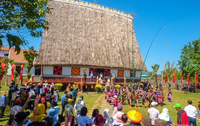 Diễn tấu cồng chiêng, múa xoang tại khu nhà rông trong khuôn viên Bảo tàng Quang Trung. Ảnh: THANH NHÀN