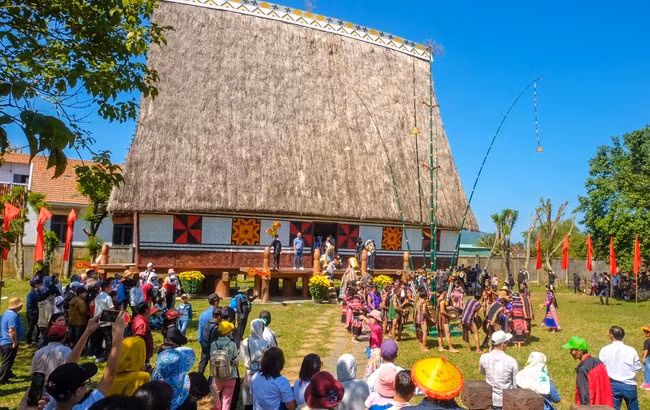 Diễn tấu cồng chiêng, múa xoang tại khu nhà rông trong khuôn viên Bảo tàng Quang Trung. Ảnh: THANH NHÀN