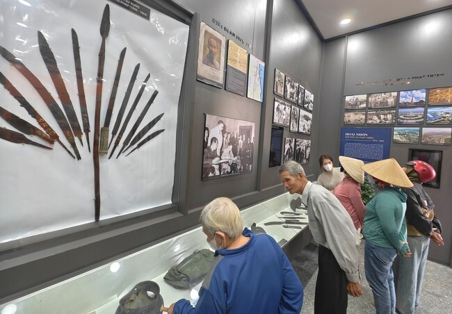 Người dân tham quan nơi trưng bày hình ảnh, hiện vật, tư liệu trong Nhà lưu niệm Chi bộ Cửu Lợi (TX Hoài Nhơn). Ảnh: H.THU