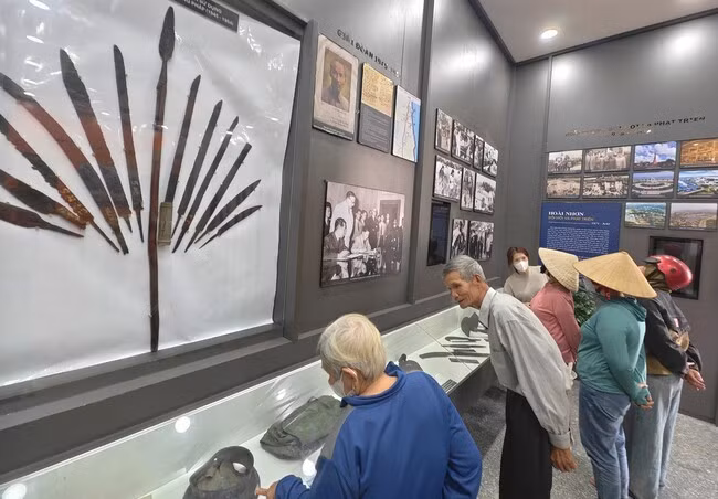 Người dân tham quan nơi trưng bày hình ảnh, hiện vật, tư liệu trong Nhà lưu niệm Chi bộ Cửu Lợi (TX Hoài Nhơn). Ảnh: H.THU