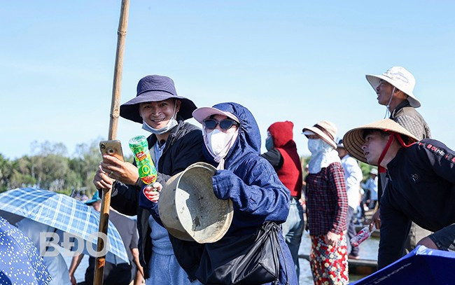 Khán giả cổ vũ nhiệt tình, tạo không khí sôi động. Ảnh: N.DŨNG