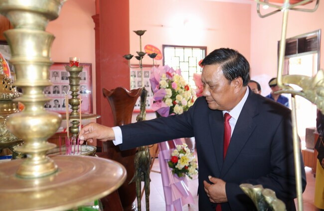 Đồng chí Lê Kim Toàn và các đại biểu dâng hương tại Khu lưu niệm Chi bộ Vạn Đức (huyện Hoài Ân). Ảnh: H.THU