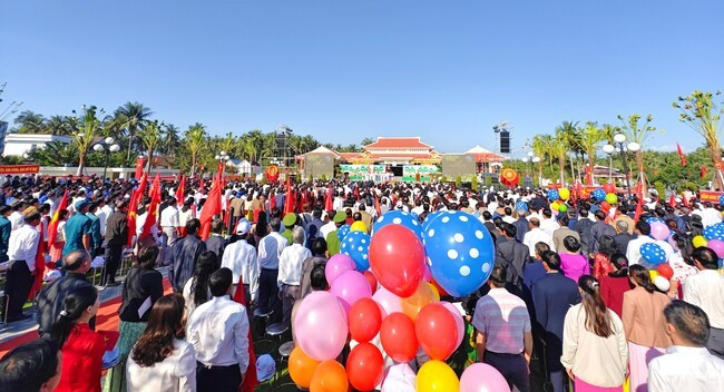 Đông đảo đại biểu và người dân đến dự lễ tại Nhà lưu niệm Chi bộ Cửu Lợi (TX Hoài Nhơn). Ảnh: HOÀI THU