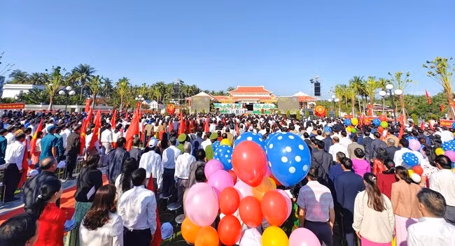 Đông đảo đại biểu và người dân đến dự lễ tại Nhà lưu niệm Chi bộ Cửu Lợi (TX Hoài Nhơn). Ảnh: HOÀI THU