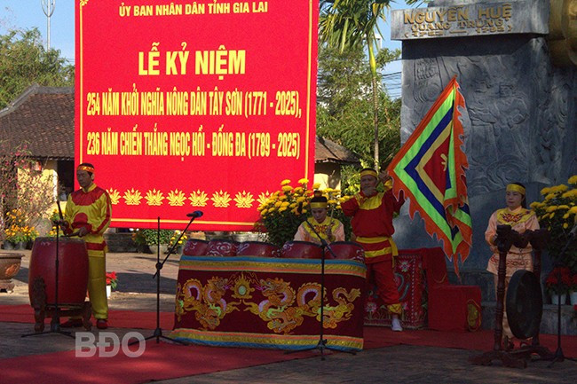 Nghệ nhân Dương Thị Hương (Đội nhạc võ Bảo tàng Quang Trung) biểu diễn đánh trống trận. Ảnh: THẢO VY Nghệ nhân Dương Thị Hương (Đội nhạc võ Bảo tàng Quang Trung) biểu diễn đánh trống trận. Ảnh: THẢO VY