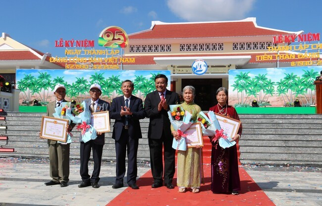 4 đảng viên thuộc Đảng bộ TX Hoài Nhơn được trao trặng Huy hiệu 60 năm tuổi Đảng. Ảnh: H.THU