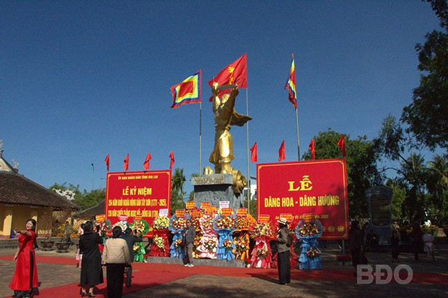 Dâng hoa Tượng đài Hoàng đế Quang Trung. Ảnh: THẢO VY Dâng hoa Tượng đài Hoàng đế Quang Trung. Ảnh: THẢO VY