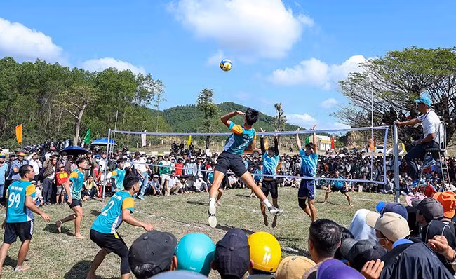 Đông đảo người dân xem trận đấu bóng chuyền giữa hai đội xã Mỹ Châu và xã Mỹ Phong. Ảnh: N.DŨNG