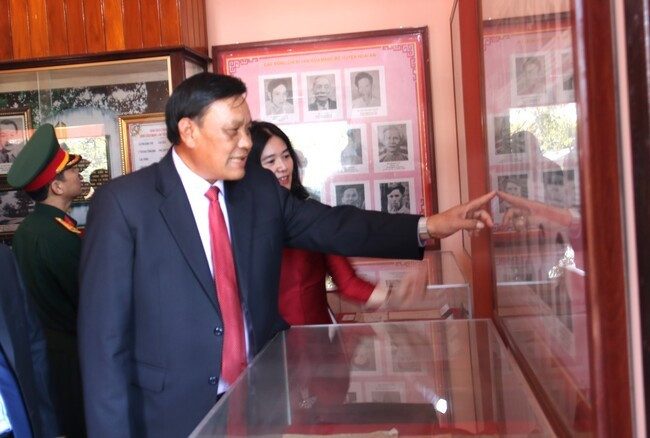Đồng chí Lê Kim Toàn xem hình ảnh, tư liệu trưng bày tại Khu lưu niệm Chi bộ Vạn Đức (huyện Hoài Ân). Ảnh: H.THU