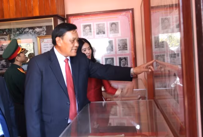 Đồng chí Lê Kim Toàn xem hình ảnh, tư liệu trưng bày tại Khu lưu niệm Chi bộ Vạn Đức (huyện Hoài Ân). Ảnh: H.THU