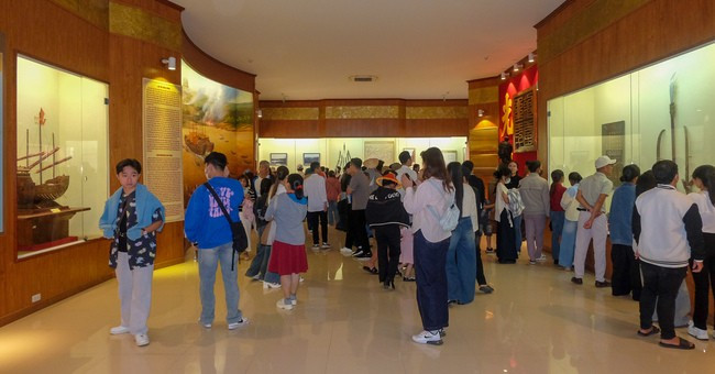 Khu nhà trưng bày của Bảo tàng Quang Trung mở cửa miễn phí để du khách vào tham quan, tìm hiểu lịch sử vương triều Tây Sơn. Ảnh: THANH NHÀN