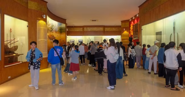 Khu nhà trưng bày của Bảo tàng Quang Trung mở cửa miễn phí để du khách vào tham quan, tìm hiểu lịch sử vương triều Tây Sơn. Ảnh: THANH NHÀN