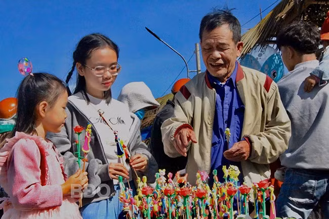 Nhiều bạn nhỏ thích thú với các gian hàng truyền thống, trò chơi dân gian. Ảnh: THẢO VY Nhiều bạn nhỏ thích thú với các gian hàng truyền thống, trò chơi dân gian. Ảnh: THẢO VY