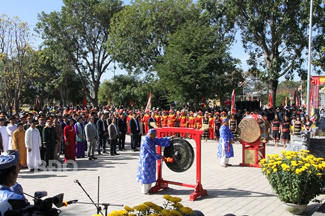 Nghi thức dâng hương Hoàng đế Quang Trung và các tướng sĩ nhà Tây Sơn. Ảnh: THẢO VY Nghi thức dâng hương Hoàng đế Quang Trung và các tướng sĩ nhà Tây Sơn. Ảnh: THẢO VY