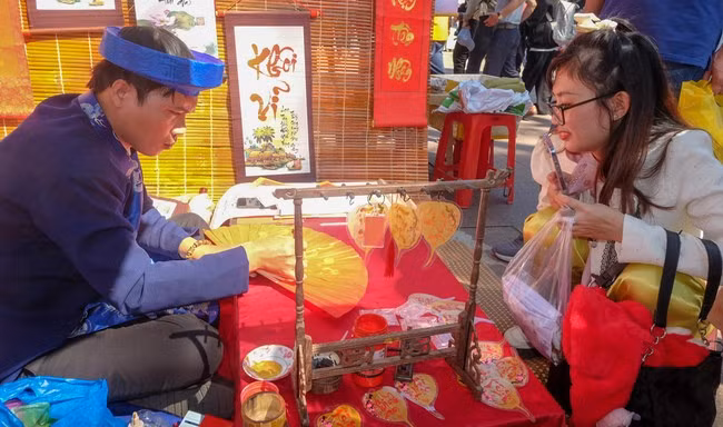 Trẩy hội vui xuân, xin chữ ông đồ lấy may đầu năm. Ảnh: THANH NHÀN