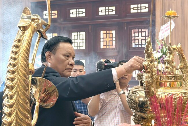 Phó Bí thư Thường trực Tỉnh ủy Lê Kim Toàn dâng hương bàn thờ Bác Hồ trong Nhà lưu niệm Chi bộ Cửu Lợi (TX Hoài Nhơn). Ảnh: H.THU