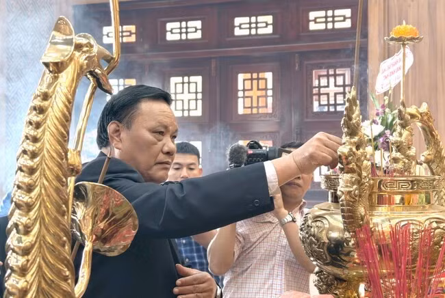 Phó Bí thư Thường trực Tỉnh ủy Lê Kim Toàn dâng hương bàn thờ Bác Hồ trong Nhà lưu niệm Chi bộ Cửu Lợi (TX Hoài Nhơn). Ảnh: H.THU