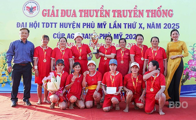 Ban tổ chức trao cúp, huy chương cho đội nữ giành thành tích cao. Ảnh: N.DŨNG