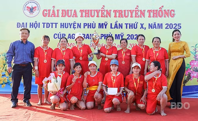 Ban tổ chức trao cúp, huy chương cho đội nữ giành thành tích cao. Ảnh: N.DŨNG Ban tổ chức trao cúp, huy chương cho đội nữ giành thành tích cao. Ảnh: N.DŨNG