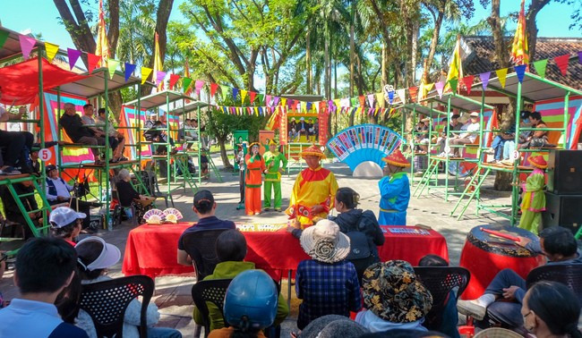 Hội đánh bài chòi dân gian trong khuôn viên Bảo tàng Quang Trung tạo không khí tết xuân rộn ràng, thu hút nhiều người mộ điệu “thượng chòi”. Ảnh: THANH NHÀN