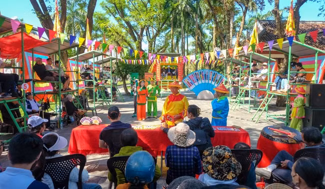 Hội đánh bài chòi dân gian trong khuôn viên Bảo tàng Quang Trung tạo không khí tết xuân rộn ràng, thu hút nhiều người mộ điệu “thượng chòi”. Ảnh: THANH NHÀN