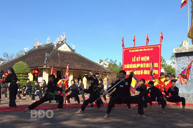 Tiết mục võ thuật do CLB võ cổ truyền TX An Khê biểu diễn Ảnh: THẢO VY Tiết mục võ thuật do CLB võ cổ truyền TX An Khê biểu diễn Ảnh: THẢO VY