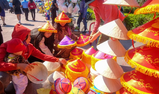 Chọn mua nón lá Tây Sơn. Ảnh: THANH NHÀN